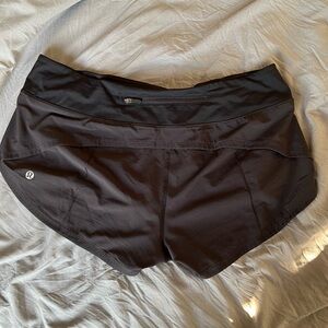 Lululemon size 8 BLACK 2.5” speed up shorts